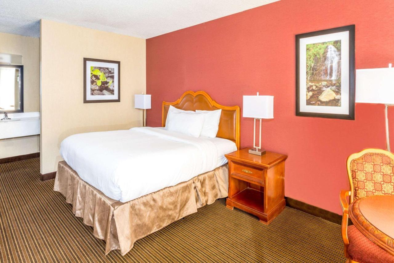 Ramada By Wyndham Salt Lake City North Temple Exterior photo